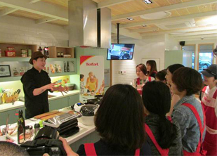 홍성란 요리 강사의 시연 장면을 경청하는 참가자들<br>
